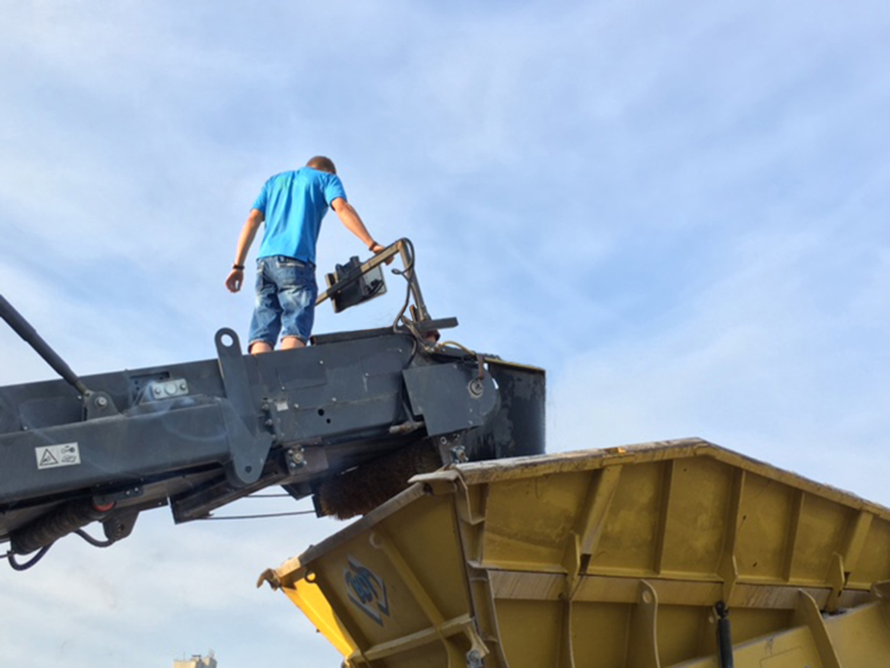 Installation des Lasertronik Messsystems auf einer mobilen Brechanlage
